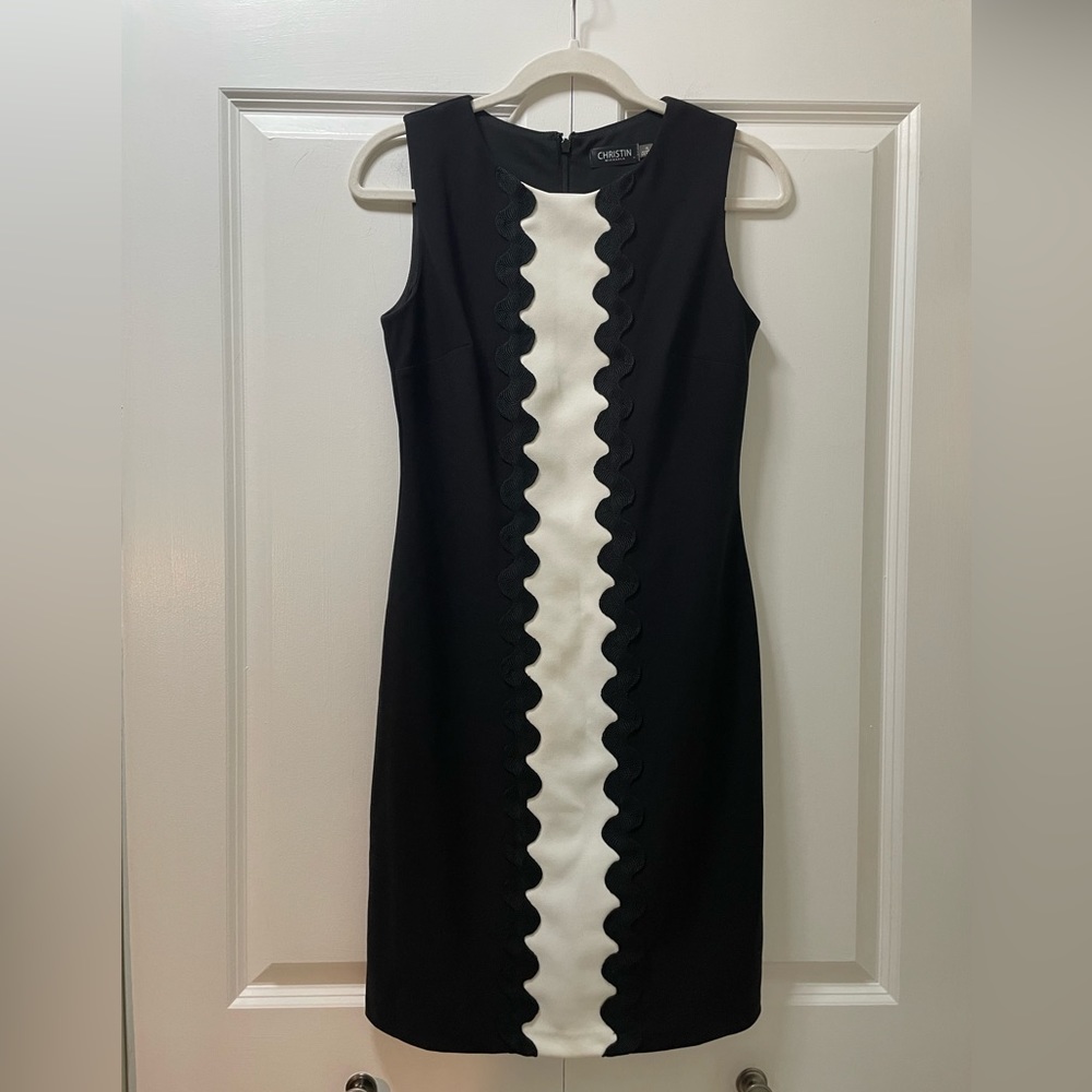 Christin Michaels Size 4 Fitted Black Dress with Bold White Graphic, Fully Lined